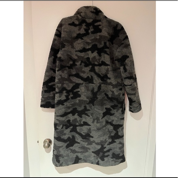 Columbia Women’s long fleece camo jacket. - Picture 3 of 3
